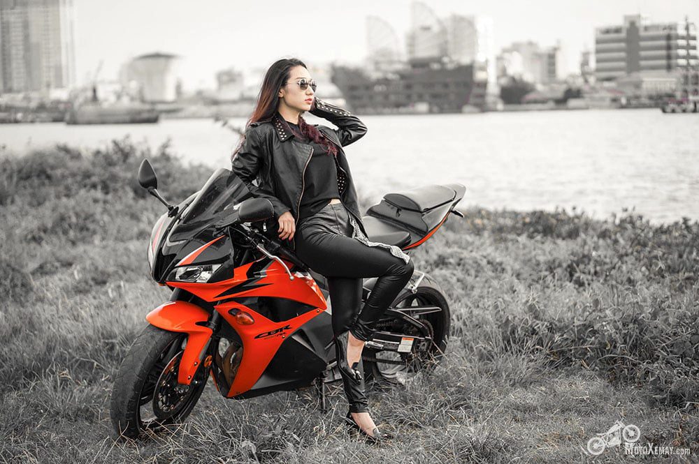 người đẹp Việt chụp cùng moto
