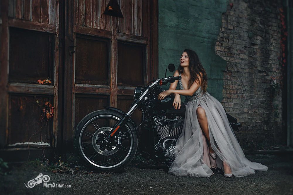 người đẹp với váy cưới bên moto