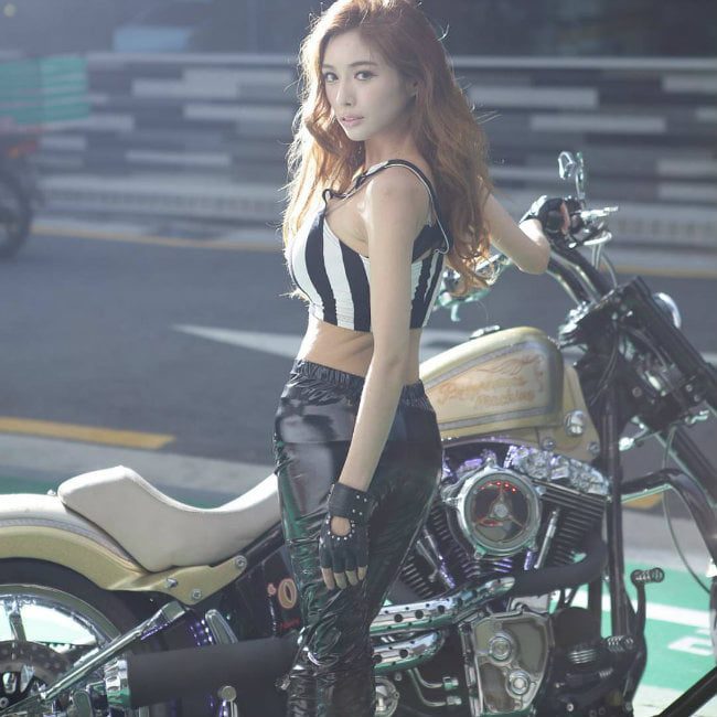 Ngắm dàn người đẹp xứ Hàn sexy bên moto 235
