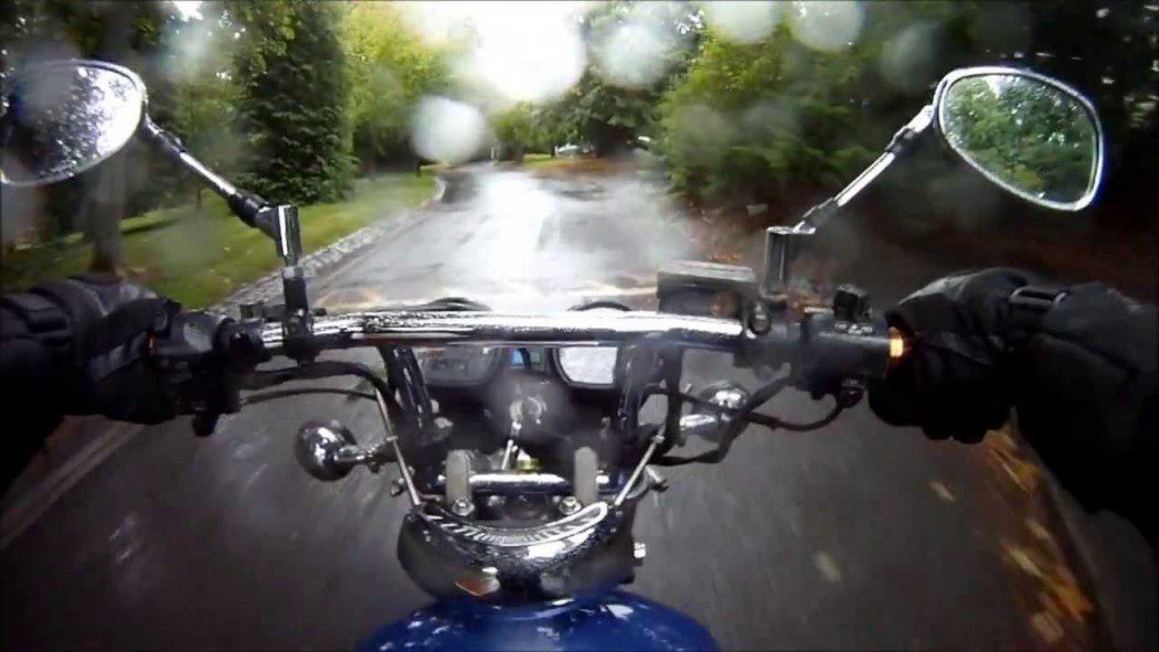kinh nghiệm lái xe máy trong mưa