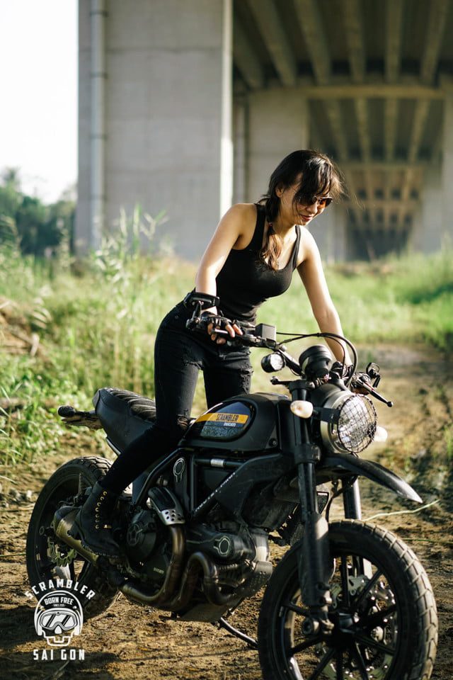 Bộ ảnh đẹp từ Nữ biker Sài Gòn cá tính bên Ducati Scrambler Full Throttle 124