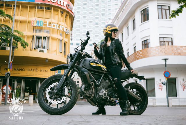 Ngắm nữ biker Sài Gòn cực cá tính bên Ducati Scrambler Full Throttle ảnh 1