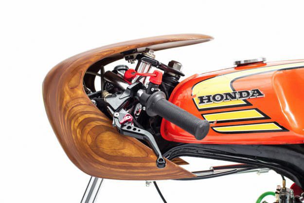 Honda 67 độ Cafe Racer siêu độc lạ với nhiều đồ chơi bằng gỗ