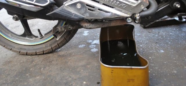 Lưu ý thay dầu xe máy vào mùa mưa 130