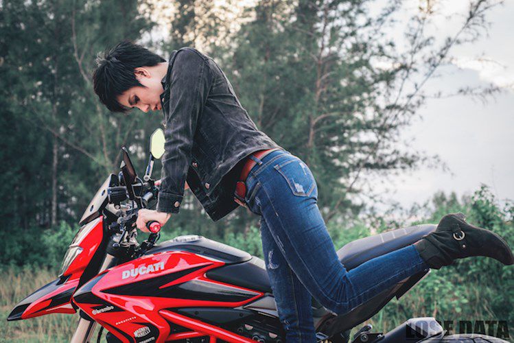 Chân dài Việt đọ dáng siêu ngầu bên môtô Ducati Hypermotard 124