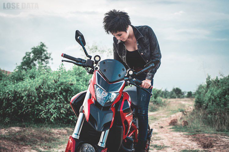 Chan dai Viet do dang "sieu ngau" ben moto Ducati Hypermotard-Hinh-2
