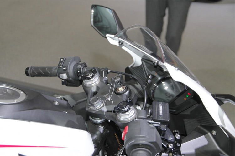 Cận cảnh chiếc Honda CBR250RR 2018 màu trắng giá 170 triệu đồng 140
